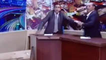 REGARDEZ. Un député sort une arme en plein débat politique REGARDEZ. Un député sort une arme en plein débat politique