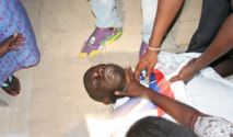 Frappé par Boy Niang 2, Zoss s’évanouit et est transporté à l’hôpital Frappé par Boy Niang 2, Zoss s’évanouit et est transporté à l’hôpital