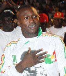 Le lutteur Modou Lô entame mercredi une opération de distribution de ‘’ndogou’’ Le lutteur Modou Lô entame mercredi une opération de distribution de ‘’ndogou’’