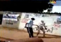 REGARDEZ. Insolite : Le voleur est peint en blanc par ses bourreaux REGARDEZ. Insolite : Le voleur est peint en blanc par ses bourreaux