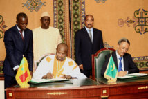 Signature du communiqué conjoint sanctionnant la visite dE Macky Sall en Mauritanie Signature du communiqué conjoint sanctionnant la visite dE Macky Sall en Mauritanie