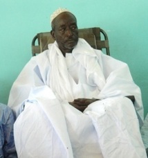 Serigne Cheikh Saliou Mbacké au chevet de Cheikh Béthio Serigne Cheikh Saliou Mbacké au chevet de Cheikh Béthio