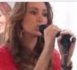 Voici la belle Marocaine Bouchra épouse de Robin Van Persie en mode chanteuse