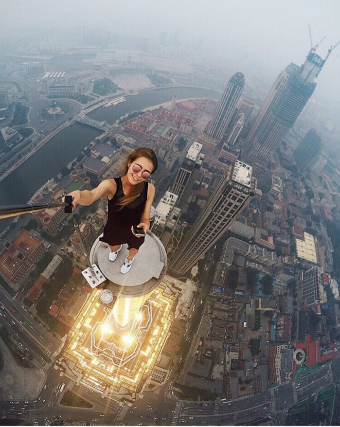 Elle prend les selfies les plus dangereux au monde Beaucoup de risques pour des clichés qui donnent le vertige.