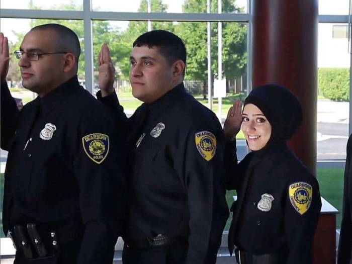 Une autre leçon des USA à la France: Une policière musulmane voilée acceptée au Michigan