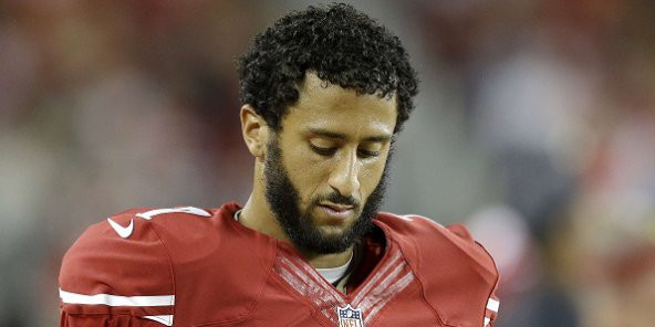 Un joueur de football américain refuse de se lever pendant l’hymne national pour dénoncer les violences faites aux Noirs