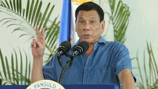 Le président philippin sème la confusion sur la scène internationale