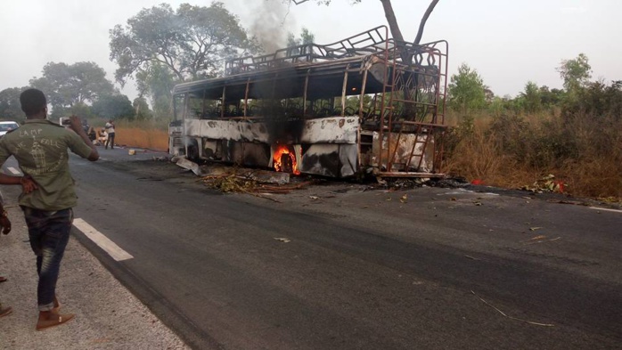 Magal : Un bus transportant des Thiantacounes prend feu Magal : Un bus transportant des Thiantacounes prend feu
