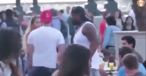 Ce gros costaud Mis Ko après avoir insulté la copine de cet homme...