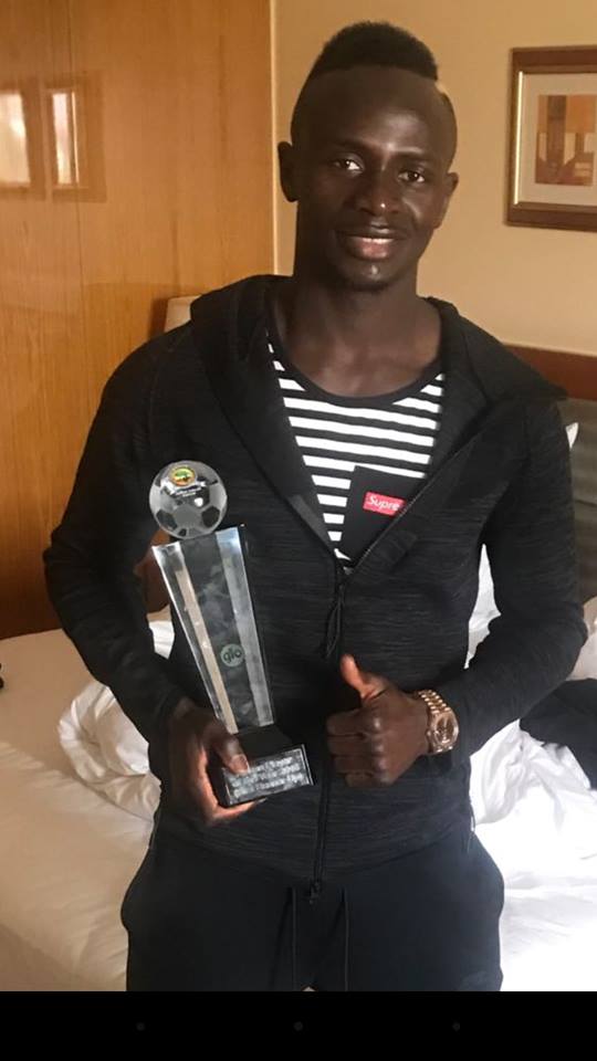 Sadio Mané pose avec son trophée de troisième meilleur joueur africain 2016