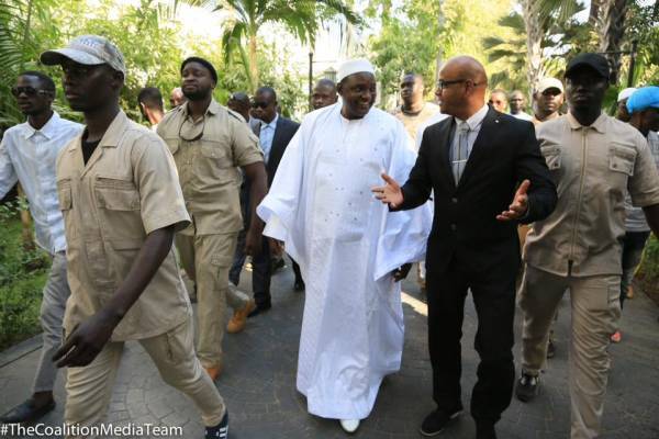 Le président élu gambien Adama Barrow quitte la Gambie pour se rendre au Mali