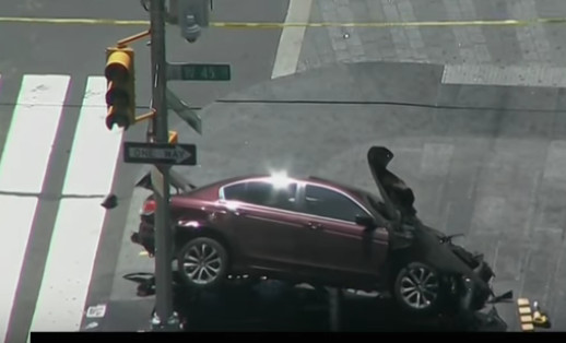 New York : une voiture renverse des piétons à Times Square, un mort et 19 blessés