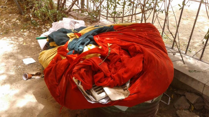 INSOLITE : Le drapeau national enveloppe des ordures au Conseil départemental de Diourbel