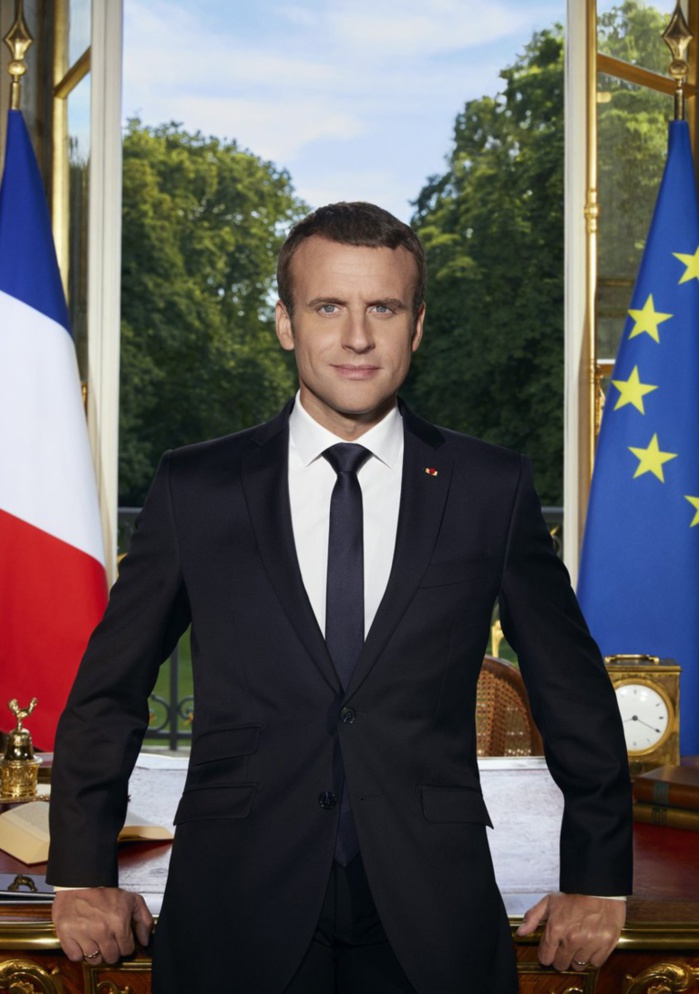Emmanuel Macron publie sa photo officielle et devient la risée des "photomonteurs" dans le Web - Regardez Emmanuel Macron publie sa photo officielle et devient la risée des "photomonteurs" dans le Web - Regardez