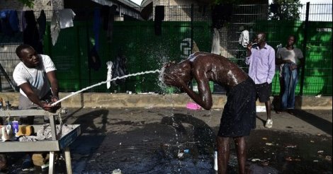 "On vit pire que des bêtes": à Paris, des migrants campent sous l'autoroute