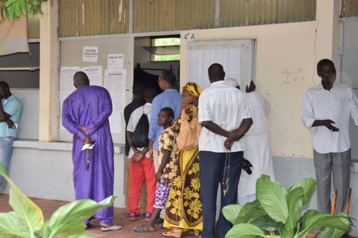 Forte affluence au bureau de vote d’Abdoulaye Wade à Point E