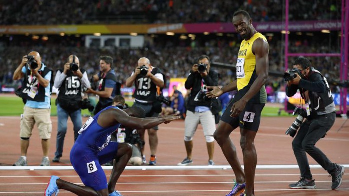 Après son sacre sur 100 m, Gatlin s'est prosterné devant Bolt