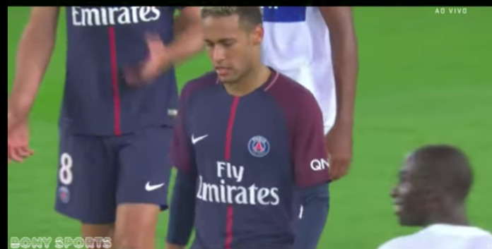 Vidéo: Cavani refuse une seconde fois de laisser tirer Neymar un Pénalty