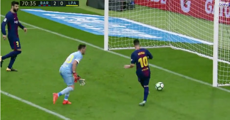 Messi dribble le gardien adverse avec une facilité déconcertante et marque !
