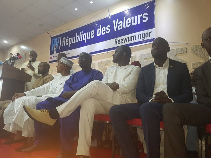 Idrissa Seck à Thierno Alassane Sall: “Prépare toi à dilater ta poitrine...” Idrissa Seck à Thierno Alassane Sall: “Prépare toi à dilater ta poitrine...”