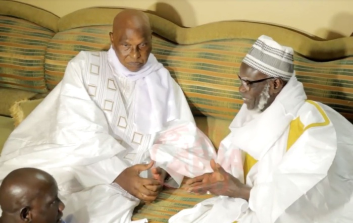 Serigne Basse Abdoukhadre accueille Wade et lui témoigne la reconnaissance de la communauté mouride Serigne Basse Abdoukhadre accueille Wade et lui témoigne la reconnaissance de la communauté mouride