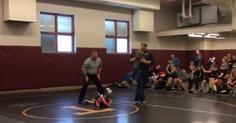 La réaction de ce garçon pendant le combat de lutte de sa sœur a surpris tout le monde