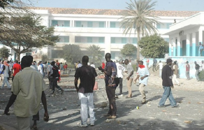 Ça chauffe à l’UCAD entre étudiants et forces de l'ordre Ça chauffe à l’UCAD entre étudiants et forces de l'ordre