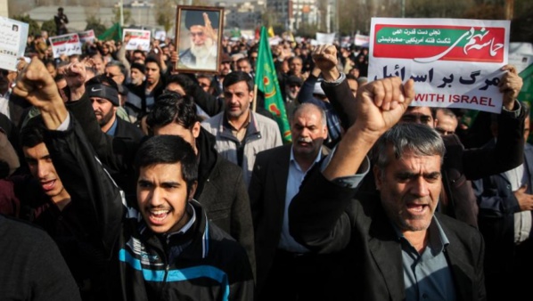 Iran: manifestations pro et anti-gouvernementales sur fond de crise économique