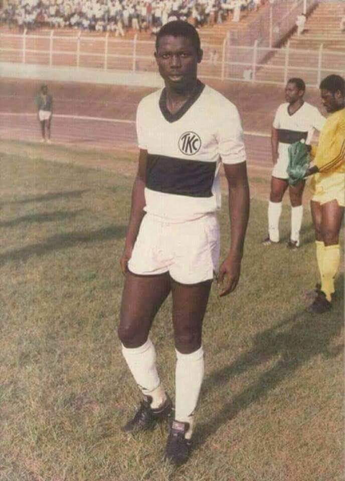 Un cliché historique de George Weah sous les couleurs du Tonnerre de Yaoundé