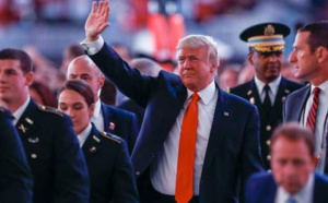 Des sifflets, un hymne bafouillé et un f*ck: la mauvaise soirée de Donald Trump