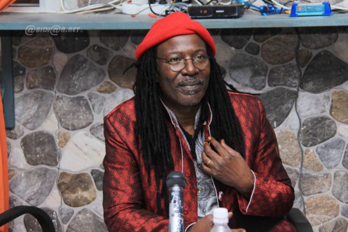 Alpha Blondy : « Emmanuel Macron ridiculise de plus en plus l’Afrique ! »