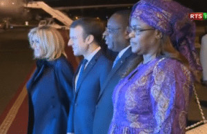 Vidéo : Revivez l’arrivée d’Emmanuel et Brigitte Macron au Sénégal