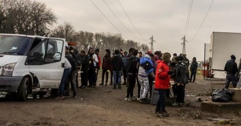 France: cinq migrants entre la vie et la mort à Calais après des affrontements