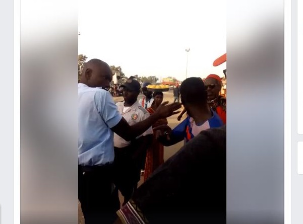 Ziguinchor: un policier s'acharne sur un jeune avec une gifle jamais vue ! (Regardez)