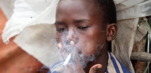 L’industrie du tabac vise les populations vulnérables en Afrique