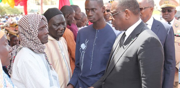 Macky élève les soldats morts au grade de chevalier de l'ordre du lion