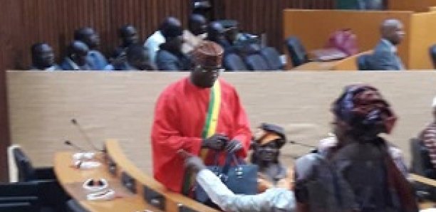 Assemblée nationale : Serigne Bara Mbacke Dolli en rouge