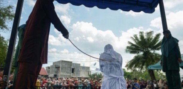 Indonésie : Coups de bâton pour des amoureux et prostituées à Aceh