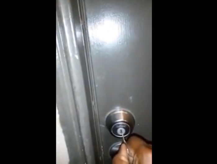 Vidéo: Il surprend sa femme en flagrant délit d’adultère avec un de ses meilleurs amis Vidéo: Il surprend sa femme en flagrant délit d’adultère avec un de ses meilleurs amis