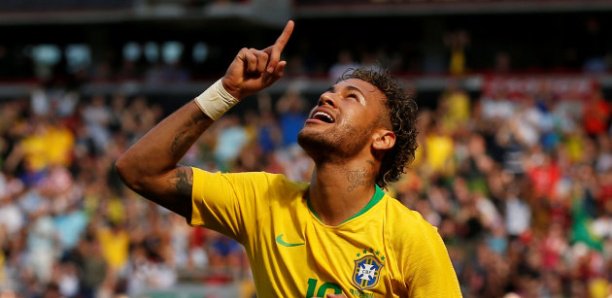 Neymar rejoue au foot et marque après sa blessure, à onze jours de la Coupe du Monde