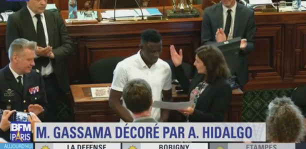 Mamoudou Gassama décoré par la Maire de Paris Anne Hidalgo