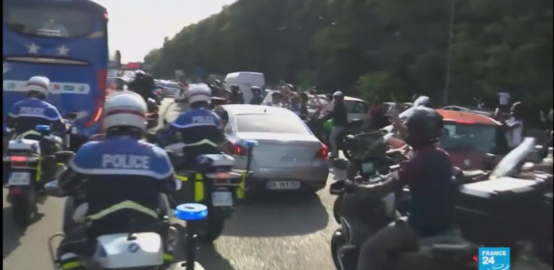 Les Bleus accueillis en héros à Paris Retour en IMAGES