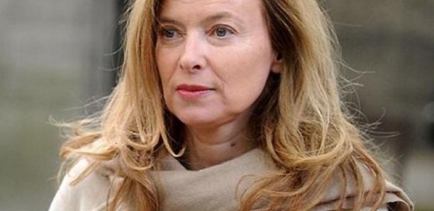 Quand Valérie Trierweiler se fait faire des tresses dans les cheveux à Madagascar