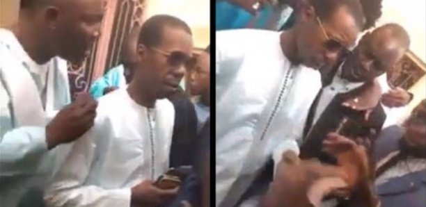 Quand Cheikh Amar est devant des griots, liasses en main, voilà ce qui se passe