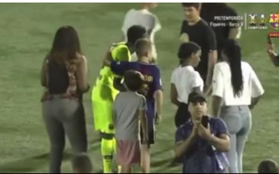 Barcelone / Figueres: Des supporters envahissent le terrain pour … Moussa Wagué, Regardez!