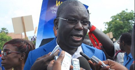 Babacar Gaye reprend Karim et défie Macky