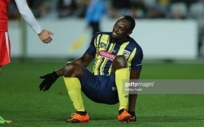 Usain Bolt rate ses débuts en tant que footballeur professionnel