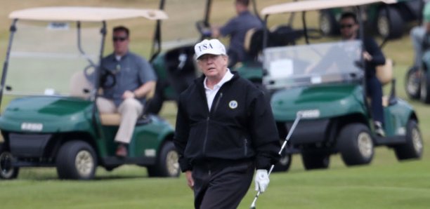 Donald Trump joue au golf pendant les obsèques nationales de John McCain