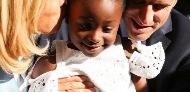 Brigitte et Emmanuel Macron craquent pour une fillette à l'Elysée !