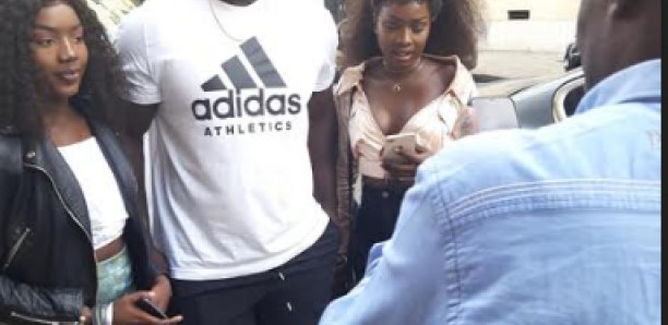 Balla Gaye 2 avec de charmantes filles, Gaston Mbengue en photographe